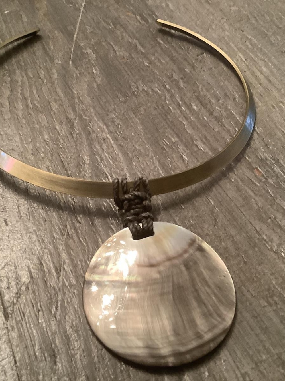 Shell Pendant Choker Necklace in Iridescent Cream and Gold